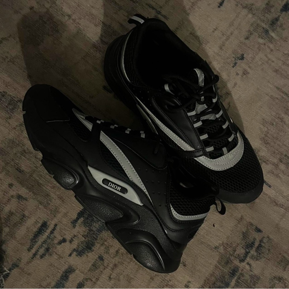 Dior b22 lightly worn size 9 no box
BLACK • DO NOT CLICK BUY MESSAGE TO PURCHASE